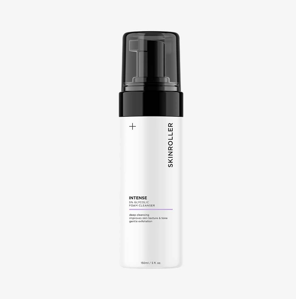 Vit flaska av Foam Cleanser från Skinroller, en ansiktsrengöring som skonsamt tar bort orenheter och döda hudceller. Innehåller glykolsyra för att främja cellförnyelse och förbättra hudens struktur.