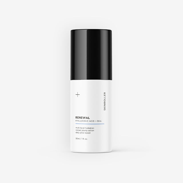 Vit flaska med pump och svart lock, innehåller renewal serum från skinroller med hyaluronsyra för torr hud.