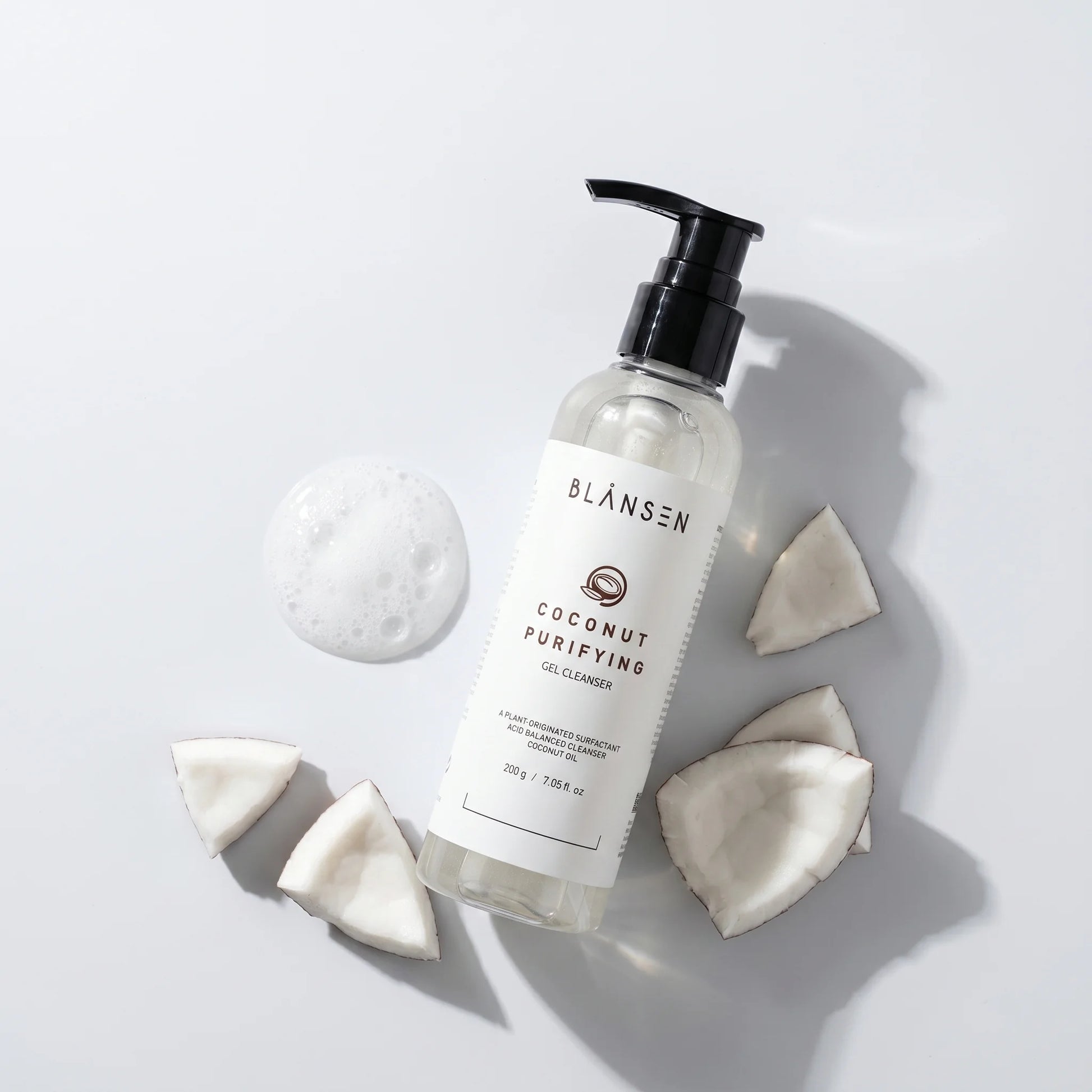 Coconut Purifying Gel Cleanser - Koreansk ansiktsrengöring — editorial product photograph
