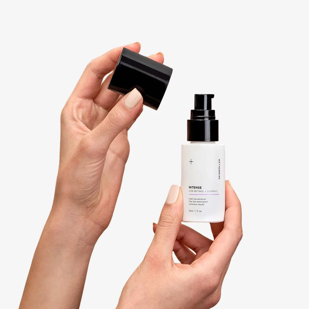 Image of 0,5% Vitamin A (Retinol) + Vitamin E serum i handen – Skinroller