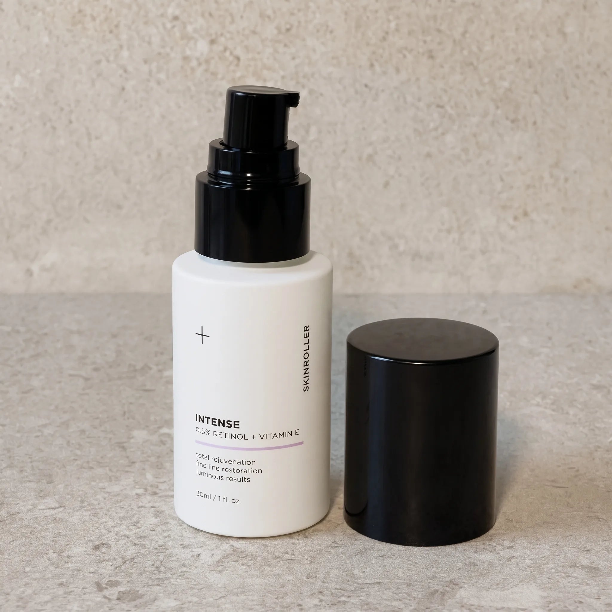 Image of Intense 0.5% Retinol + Vitamin E serum med pumpen exponerad – Skinroller