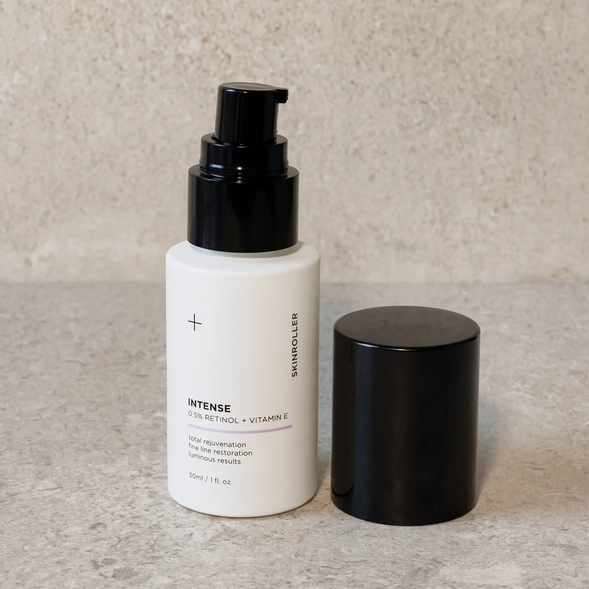 0,5% Vitamin A (Retinol) + Vitamin E serum med pumpen exponerad – Skinroller