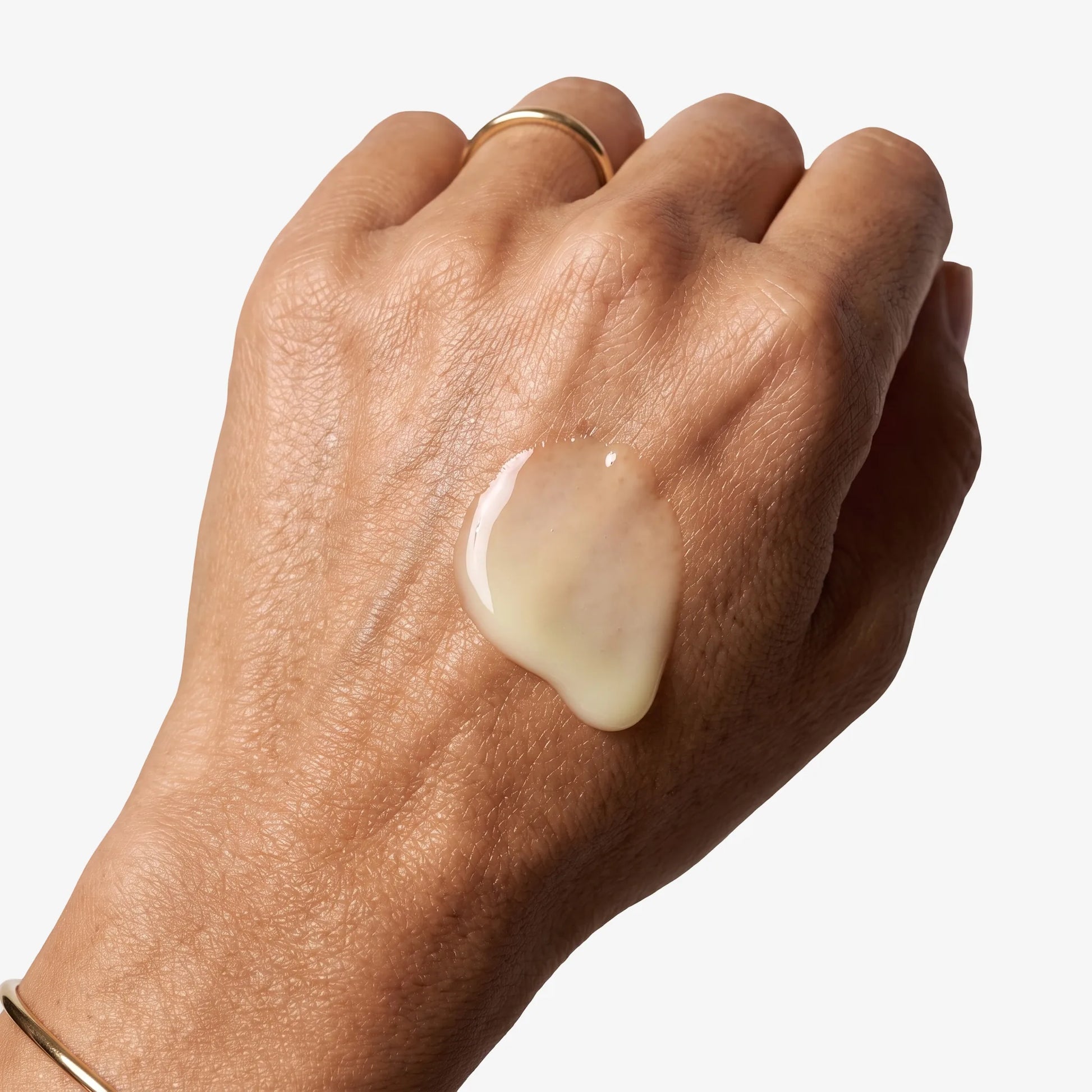 Swatch av Intense 0.5% Retinol + Vitamin E serum på handryggen – tunn gulvit textur