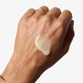 Swatch av 0,5% Vitamin A (Retinol) + Vitamin E serum på handryggen – tunn gulvit textur