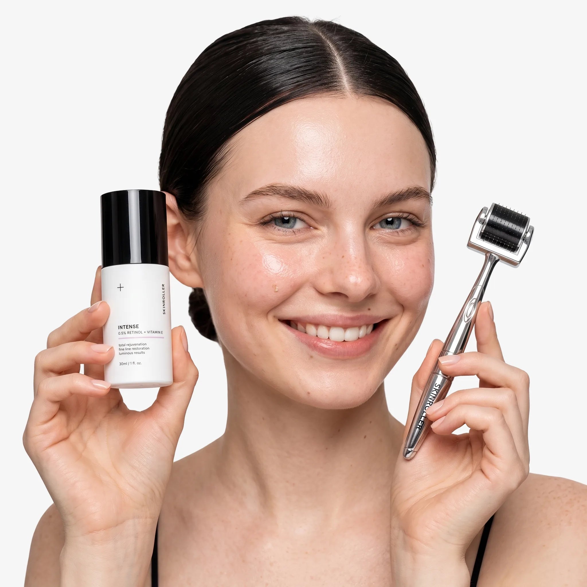 Image of Modell med Skinroller dermaroller och Intense 0.5% Retinol + Vitamin E serum – microneedling-kit