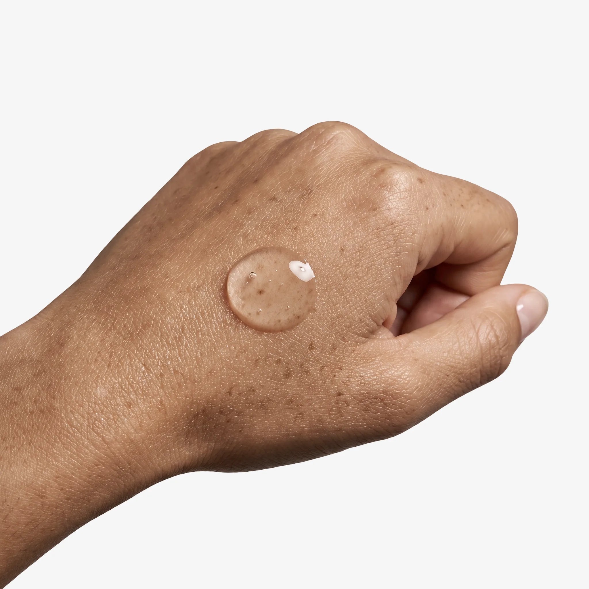 Image of Swatch av Brilliant 10% Niacinamide + Zinc Serum på handryggen – klar lätt textur