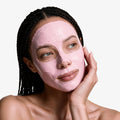 Modell med Brilliant Purifying Pink Clay Mask applicerad i hela ansiktet