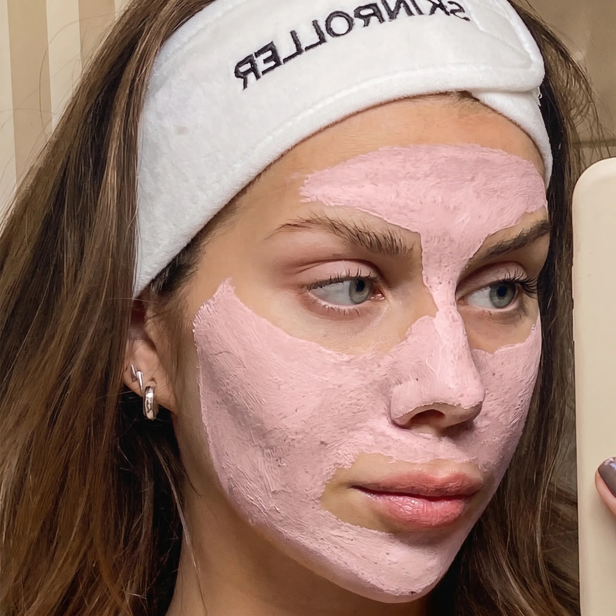 Image of Spegelselfie med Brilliant Purifying Pink Clay Mask och Skinroller-pannband