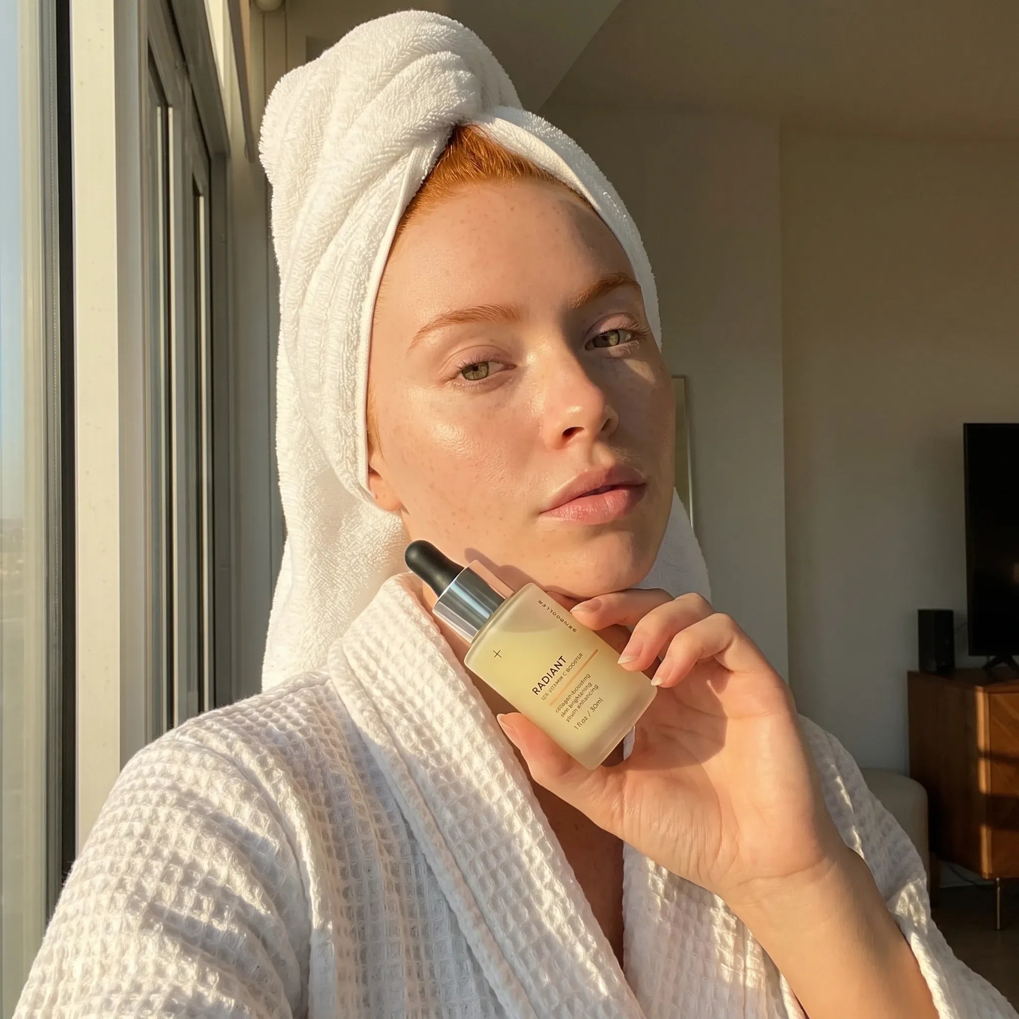 Image of Rödhårig modell med Radiant 15% Vitamin C Booster serum – C-serum bäst i test
