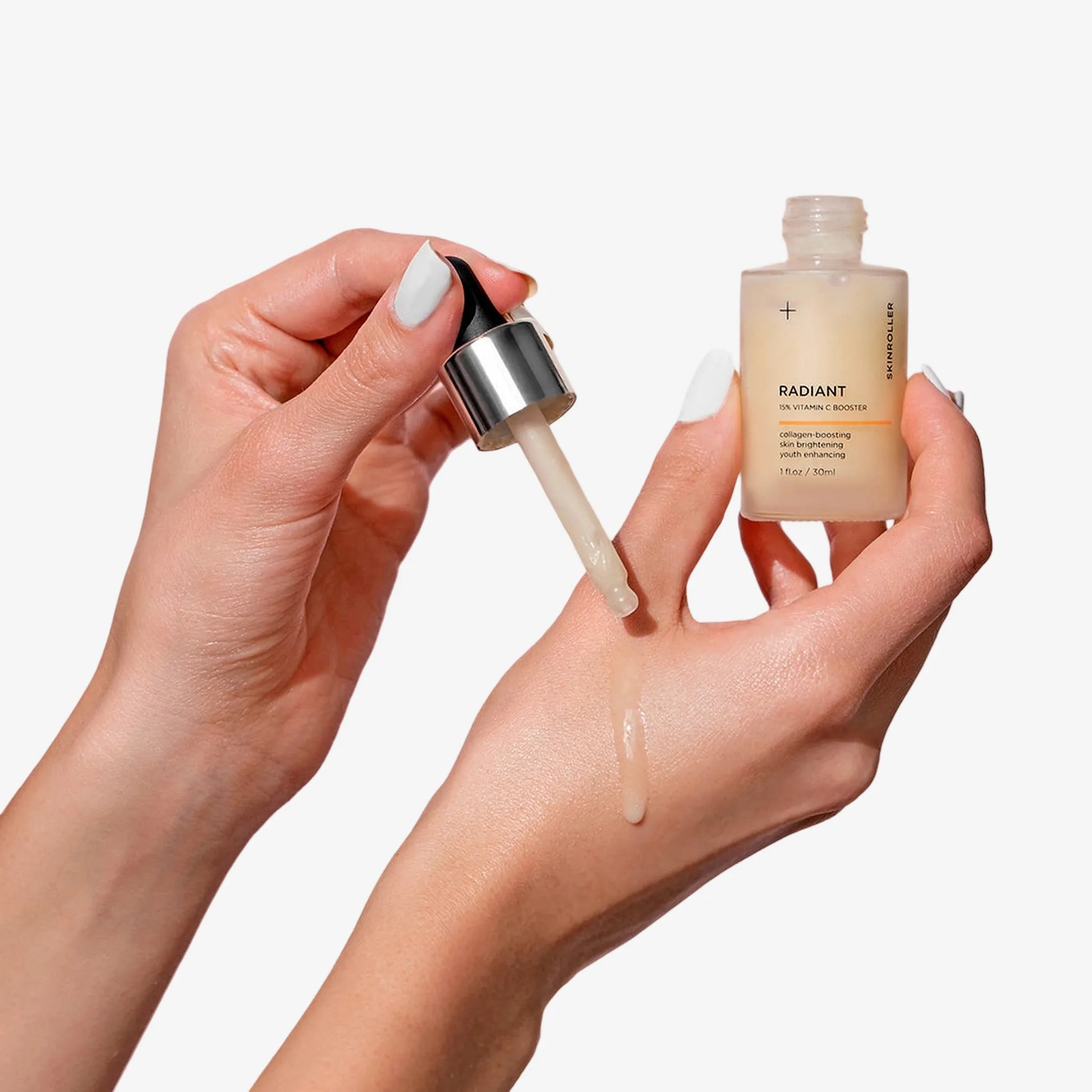 Radiant 15% Vitamin C Booster serum i handen – Skinroller