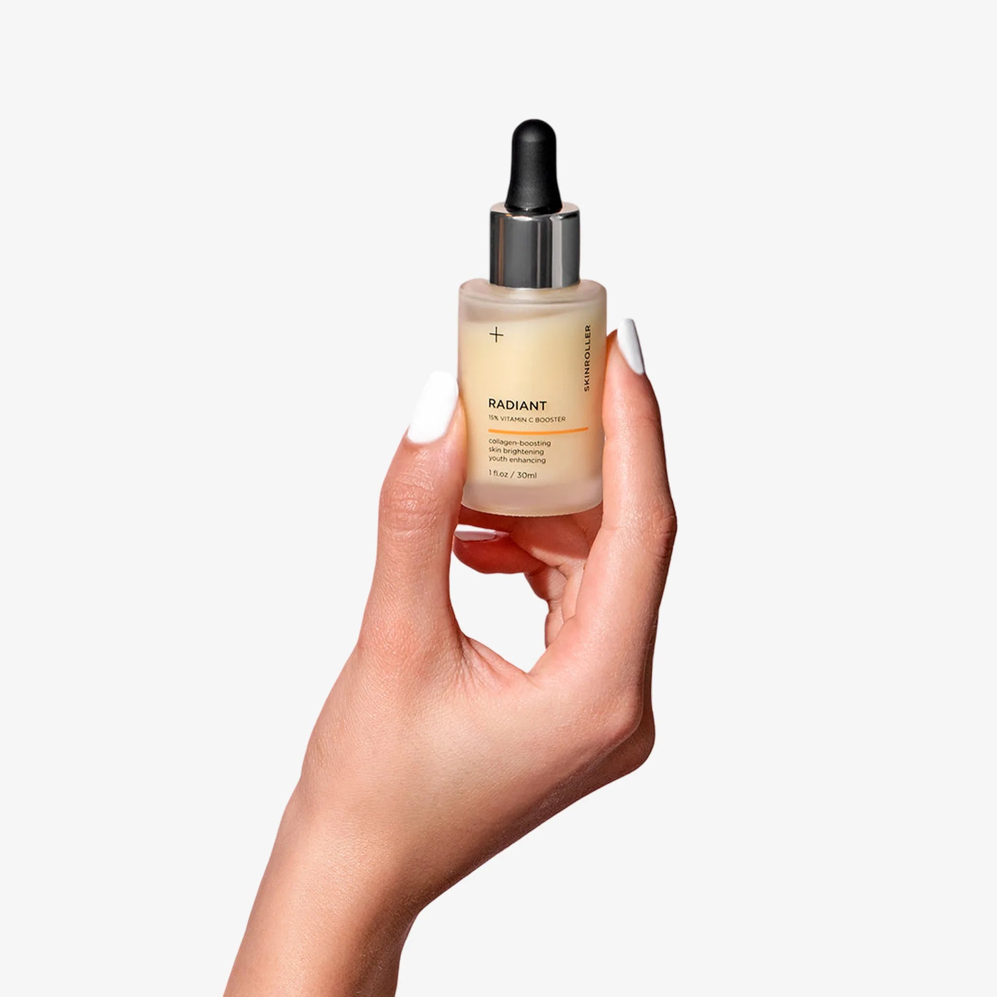 Image of Radiant 15% Vitamin C Booster serum – produktbild i handen