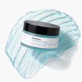 Skinroller Renewal Hyaluronic Gel Mask – burk med svart lock på ett svep av transparent aqua-blå hyaluron-gel mot ljus bakgrund