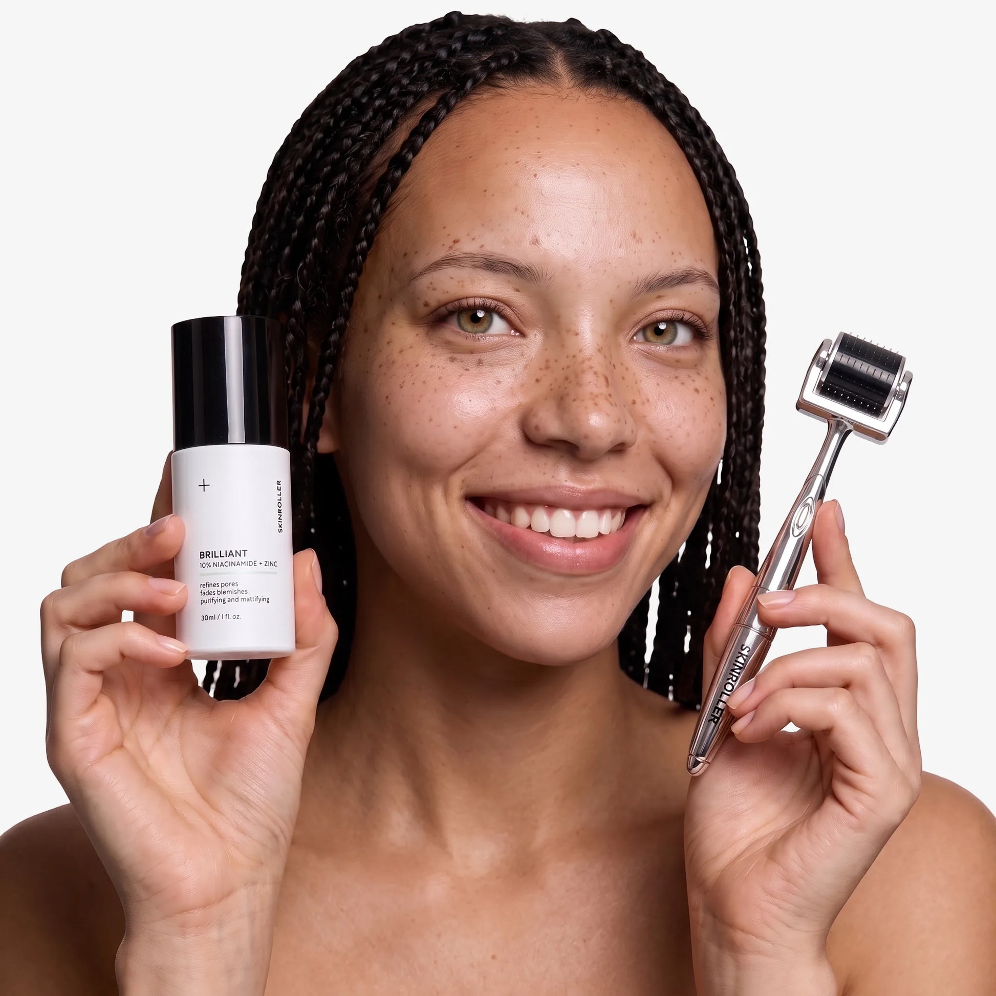 Modell med Skinroller dermaroller och Brilliant 10% Niacinamide + Zinc serum – microneedling-kit