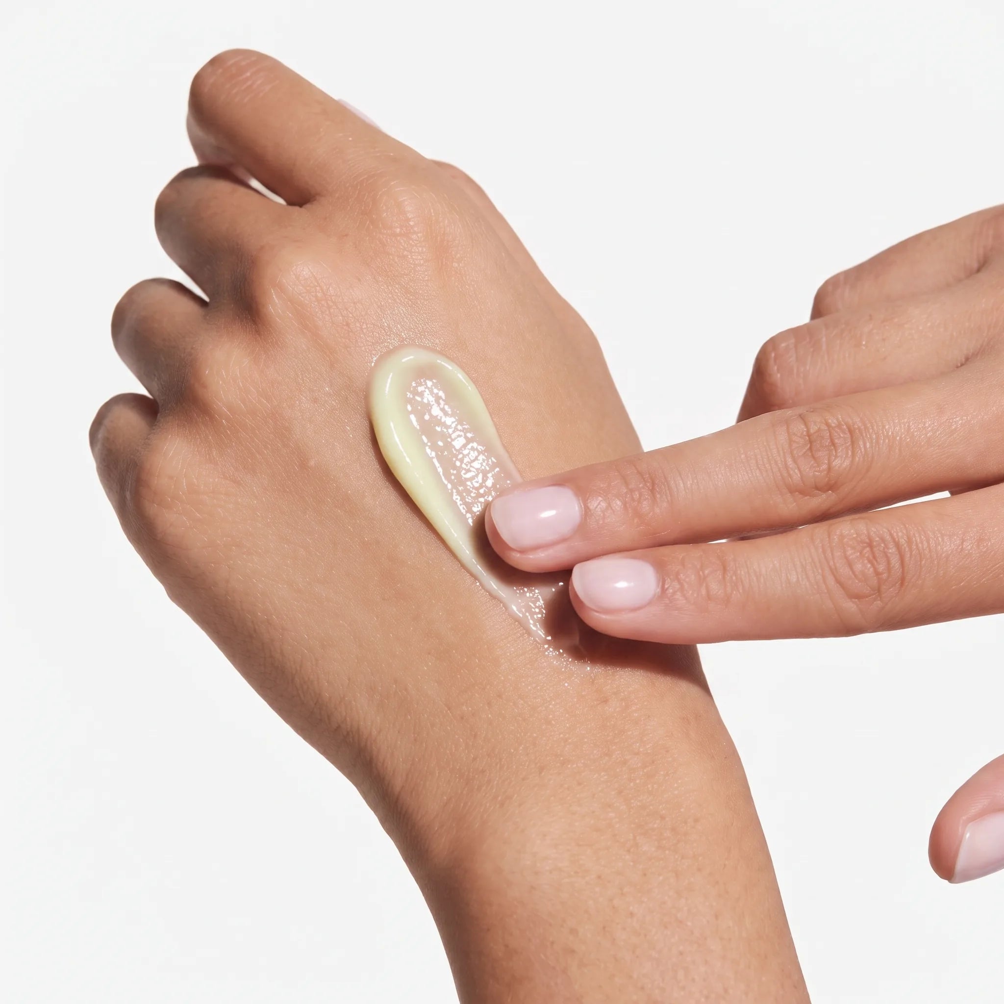 Image of Retinal 0.1% Night Cream – tunn genomskinlig krämtextur som smetas ut på handryggen