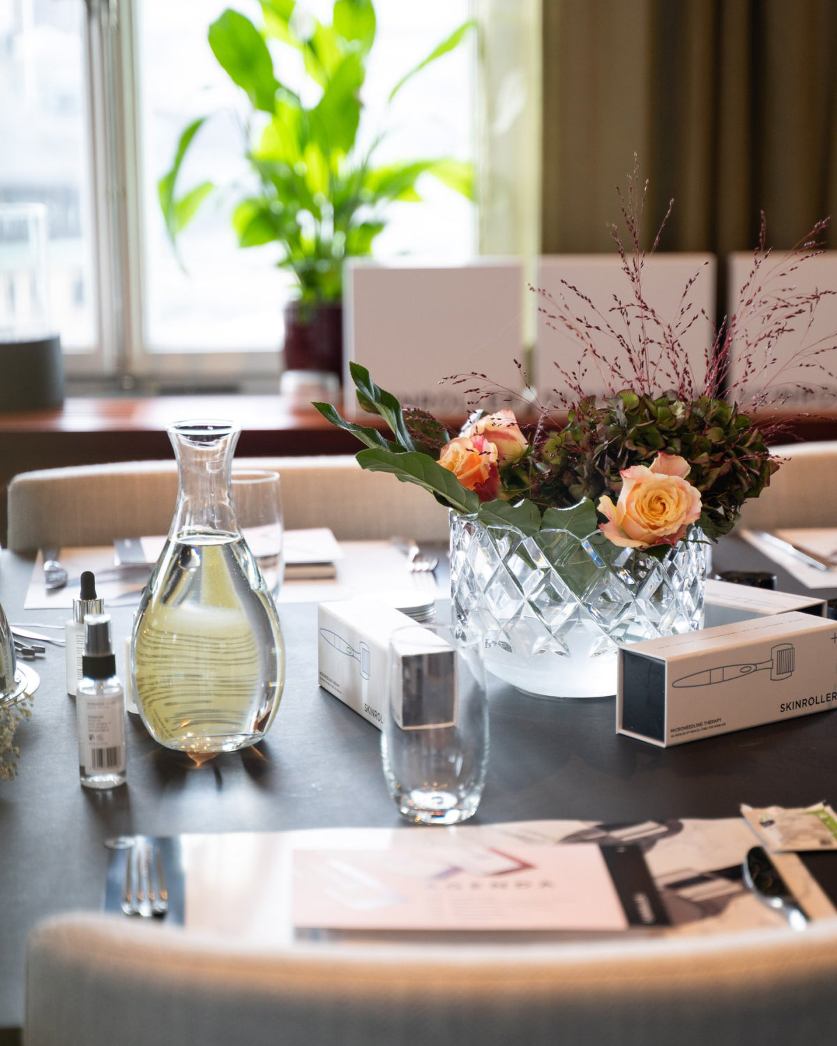 Image of Dukat bord med blommor och Skinroller-förpackningar