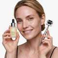 Modell med Skinroller dermaroller och Radiant 15% Vitamin C Booster serum – hudvårdskit