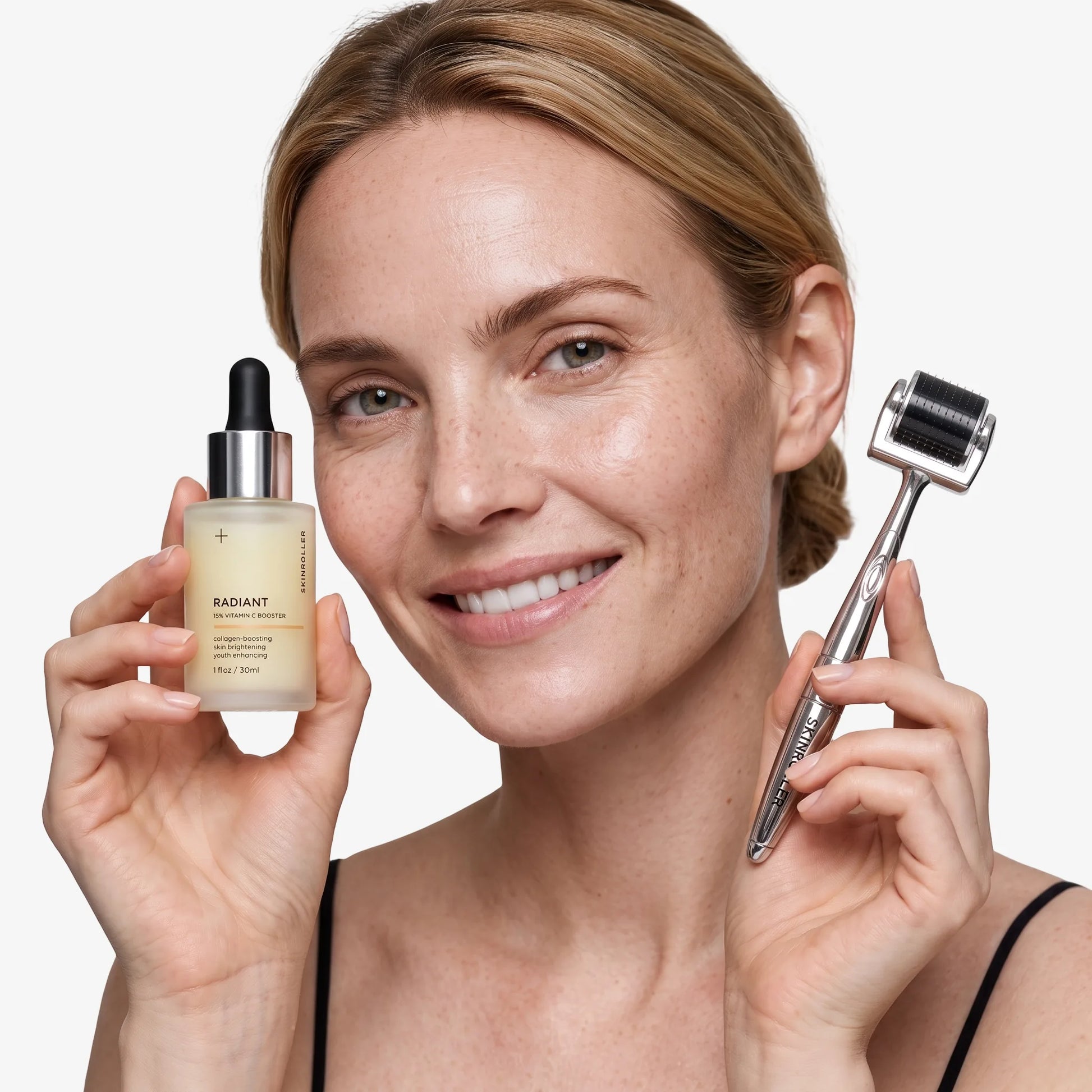 Modell med Skinroller dermaroller och Radiant 15% Vitamin C Booster serum – hudvårdskit