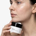 Modell håller Skinroller Renewal Instant Hydrating Cream 50ml mot ansiktet