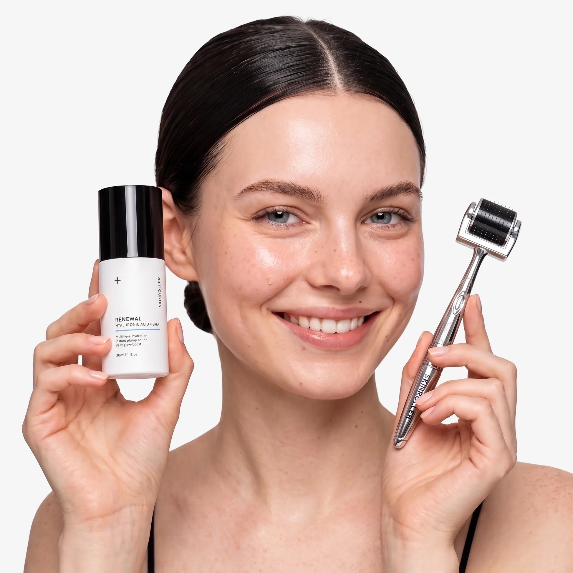 Modell med Skinroller dermaroller och Renewal Hyaluronic Acid + BHA serum – startkit