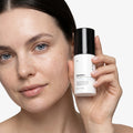 Modell håller Skinroller Renewal Hyaluronic Acid + BHA serum mot ansiktet