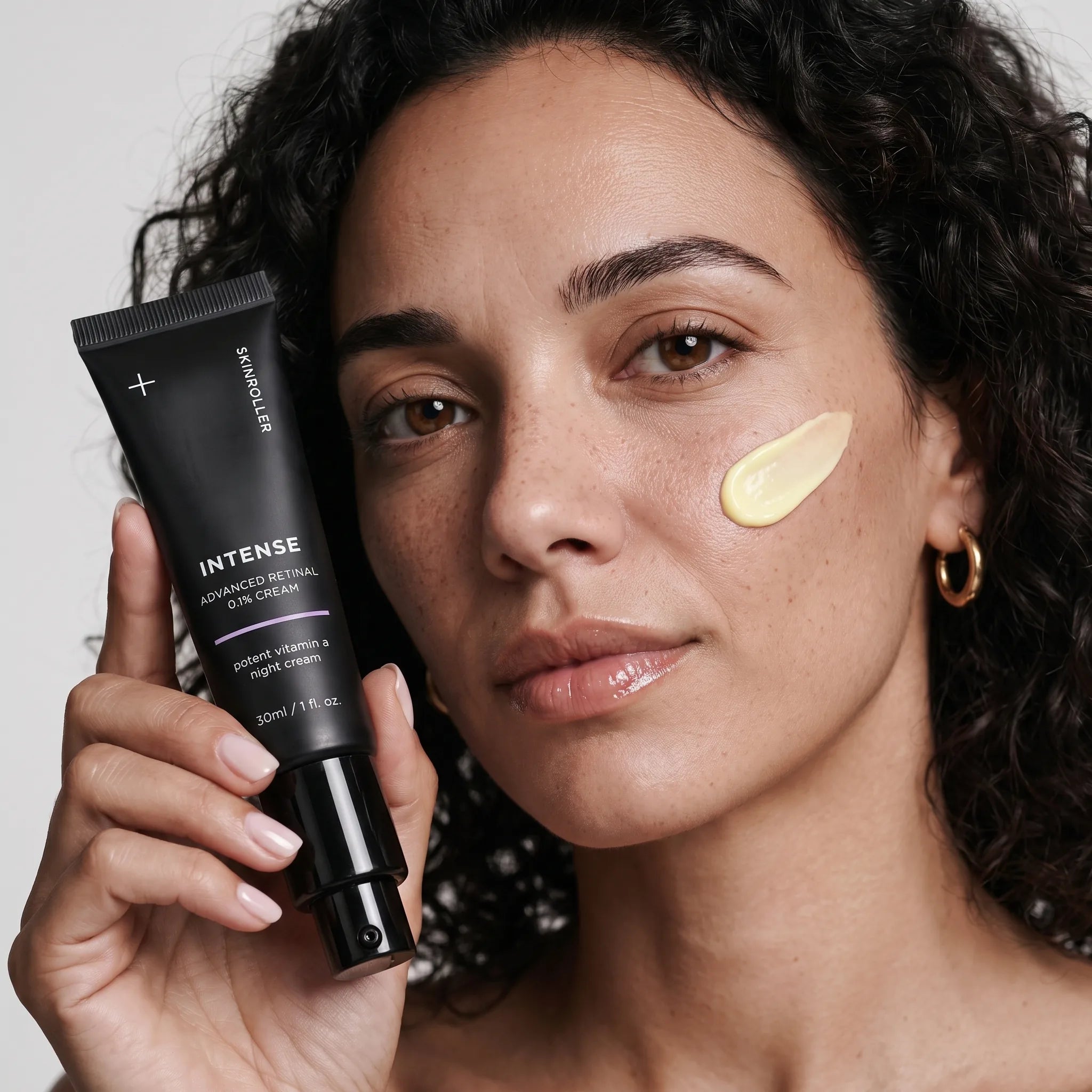 Image of Retinal 0.1% Night Cream appliceras på kinden – nattkräm med retinal, nästa generations retinol från Skinroller