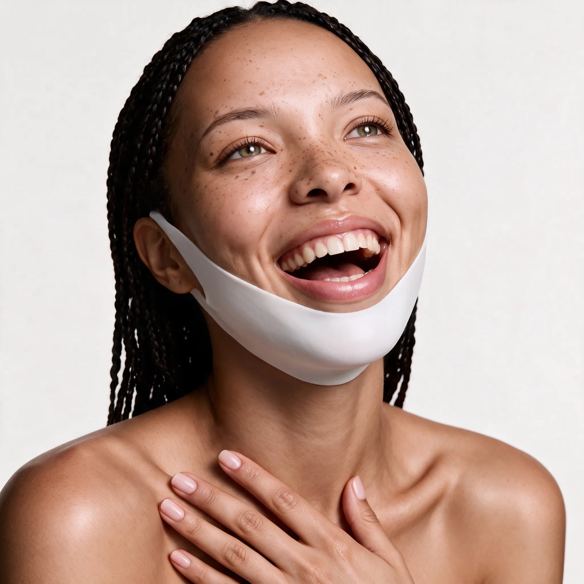 Slim V Fit Chin Care Sheetmask – kvinna med vit hydrogel-käklinjemask
