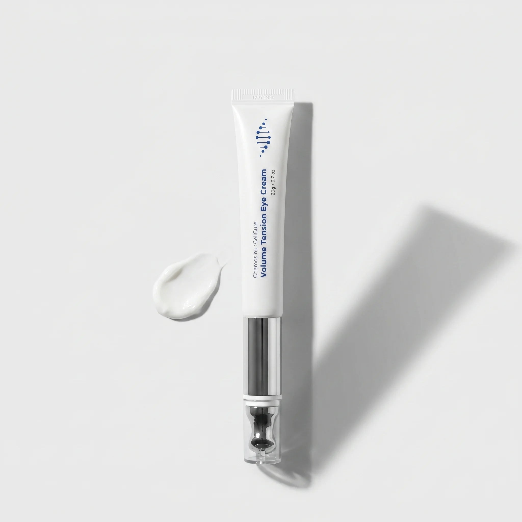 Image of Volume Tension Eye Cream - Ögonkräm mot kråksparkar - editorial bild